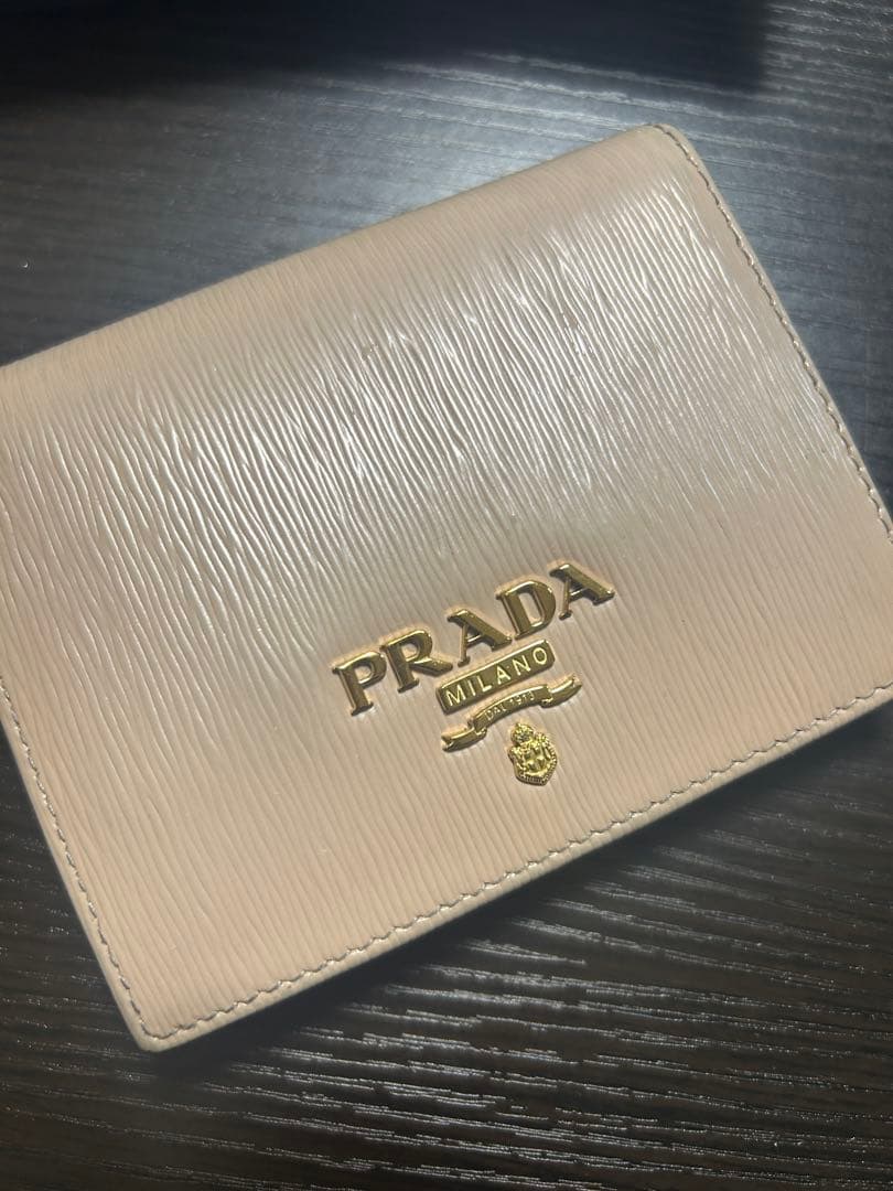 【美品】PRADA 二つ折り財布 ロゴ金具 サフィアーノレザー ピンク