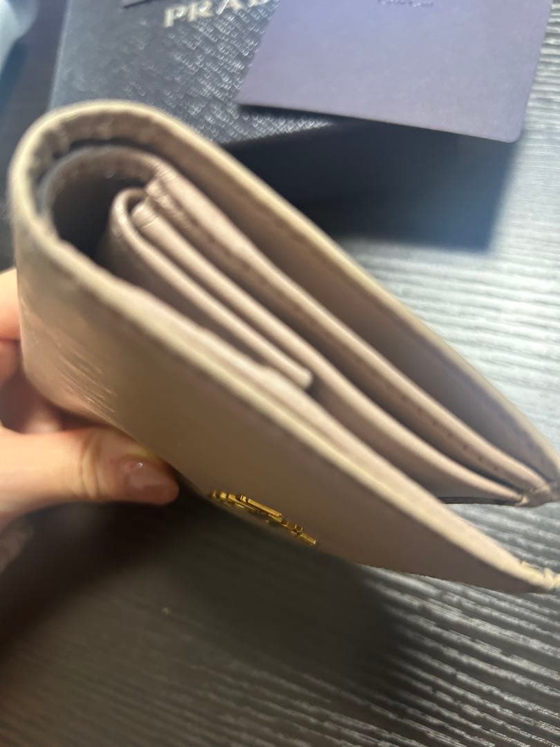 【美品】PRADA 二つ折り財布 ロゴ金具 サフィアーノレザー ピンク