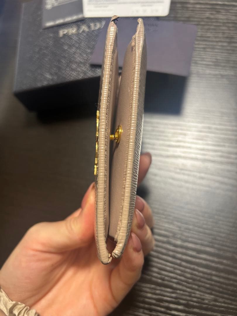 【美品】PRADA 二つ折り財布 ロゴ金具 サフィアーノレザー ピンク