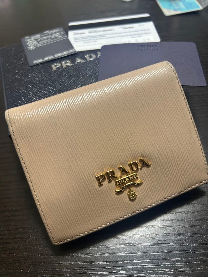【美品】PRADA 二つ折り財布 ロゴ金具 サフィアーノレザー ピンク