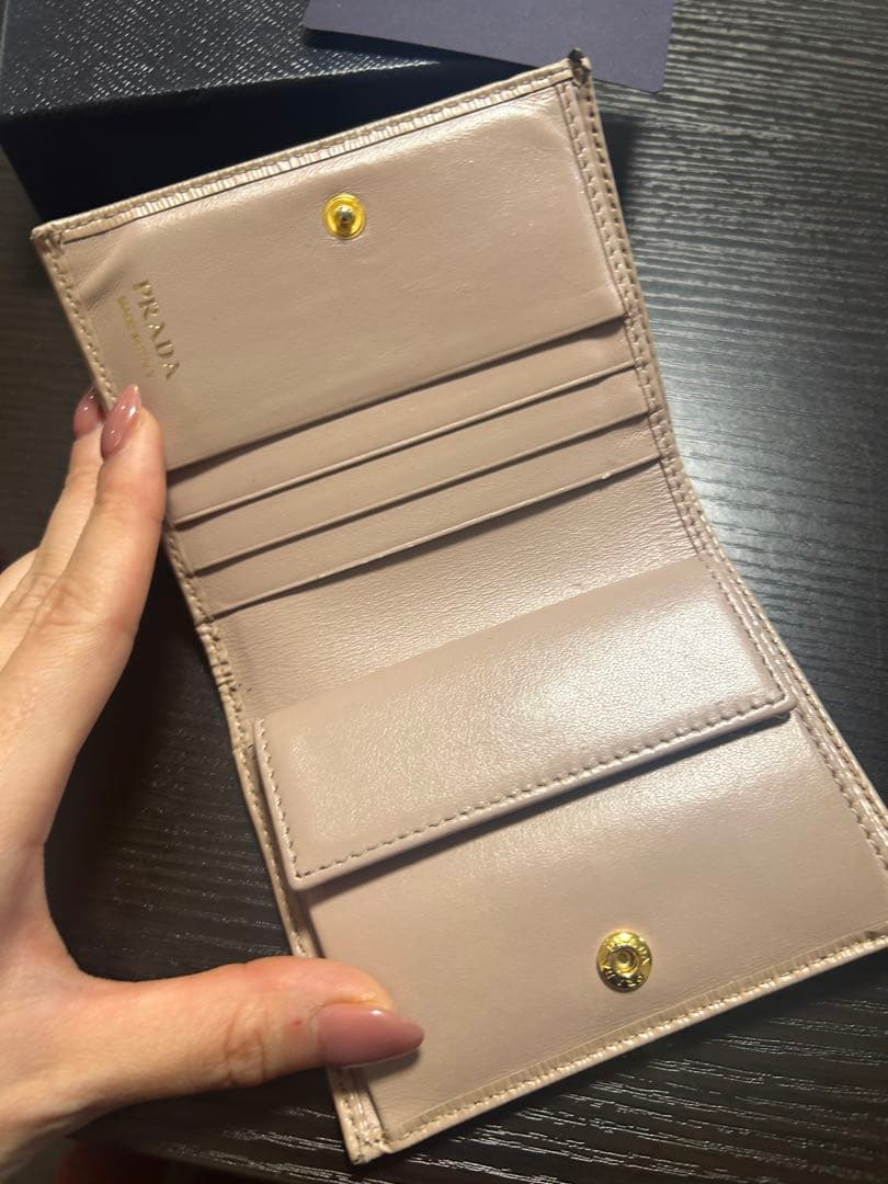 【美品】PRADA 二つ折り財布 ロゴ金具 サフィアーノレザー ピンク