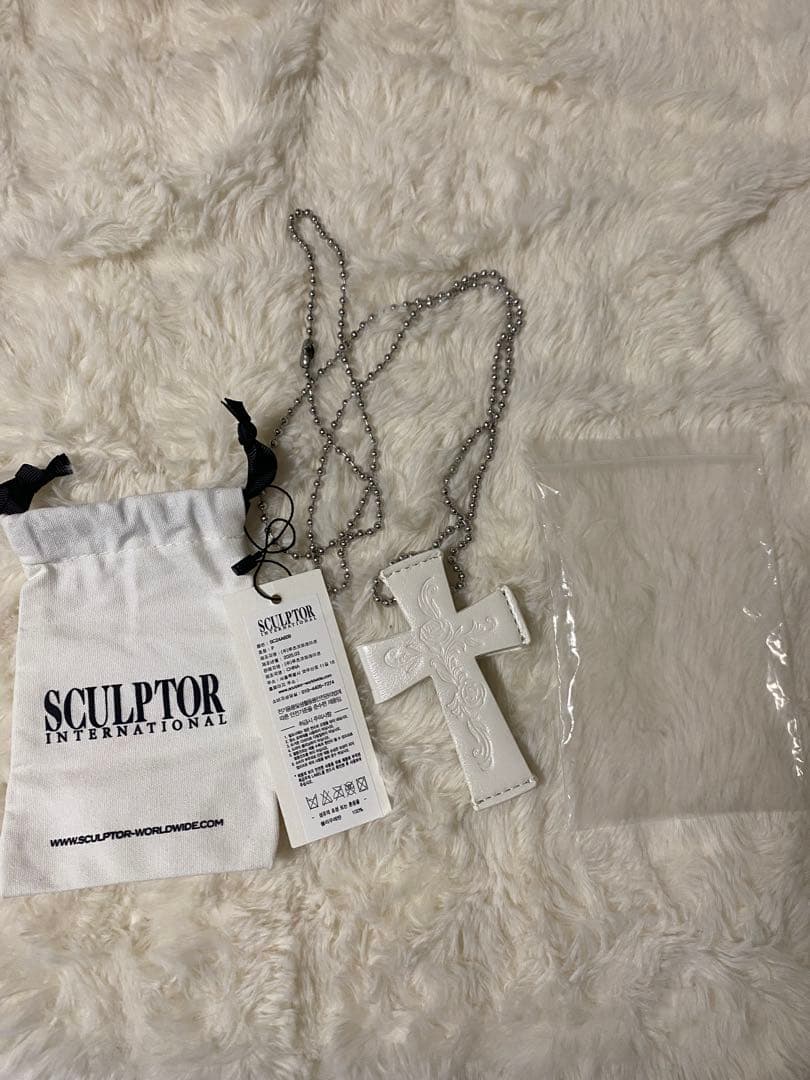 SCULPTOR ホワイト クロスネックレス