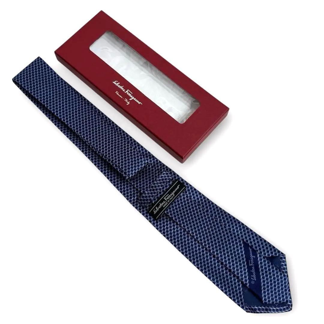 新品‼️SalvatoreFerragamoフェラガモ シルクネクタイネイビー箱付