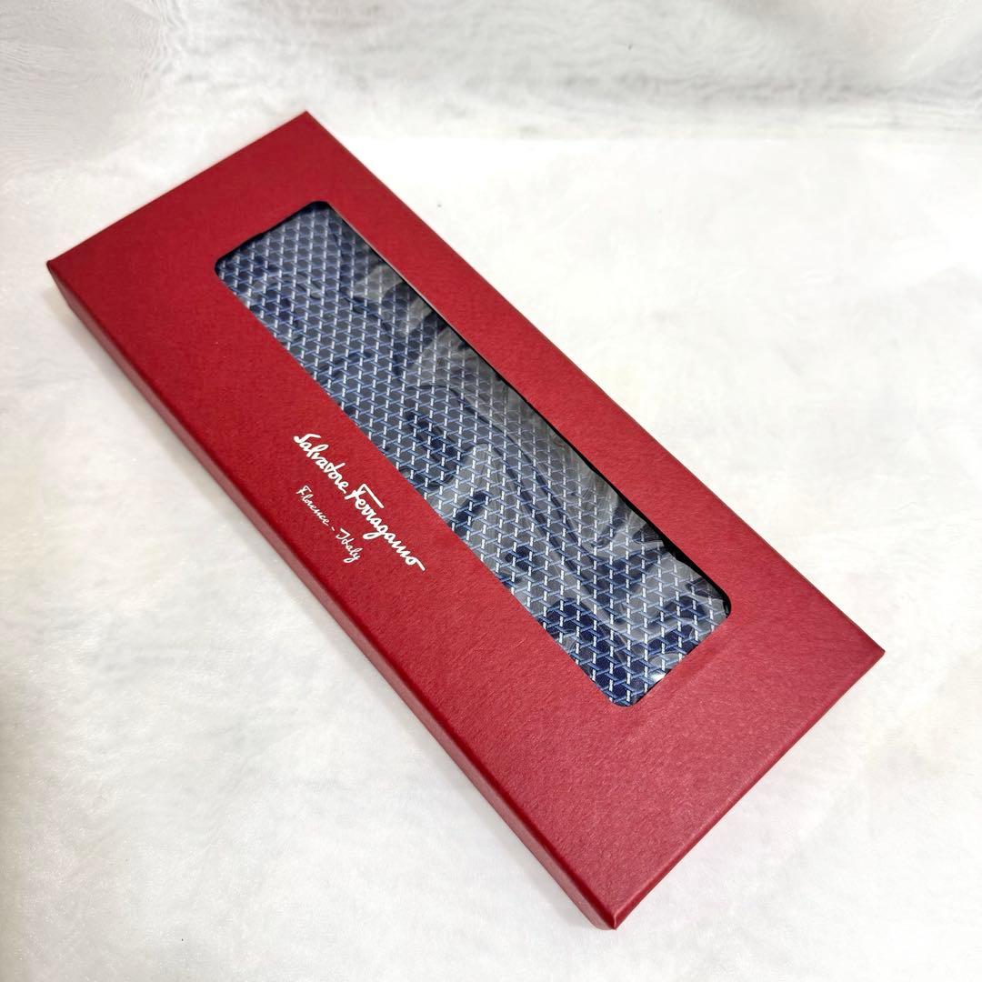 新品‼️SalvatoreFerragamoフェラガモ シルクネクタイネイビー箱付