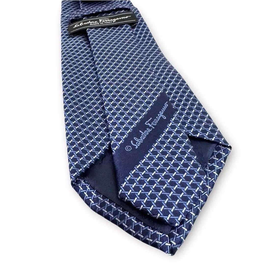 新品‼️SalvatoreFerragamoフェラガモ シルクネクタイネイビー箱付