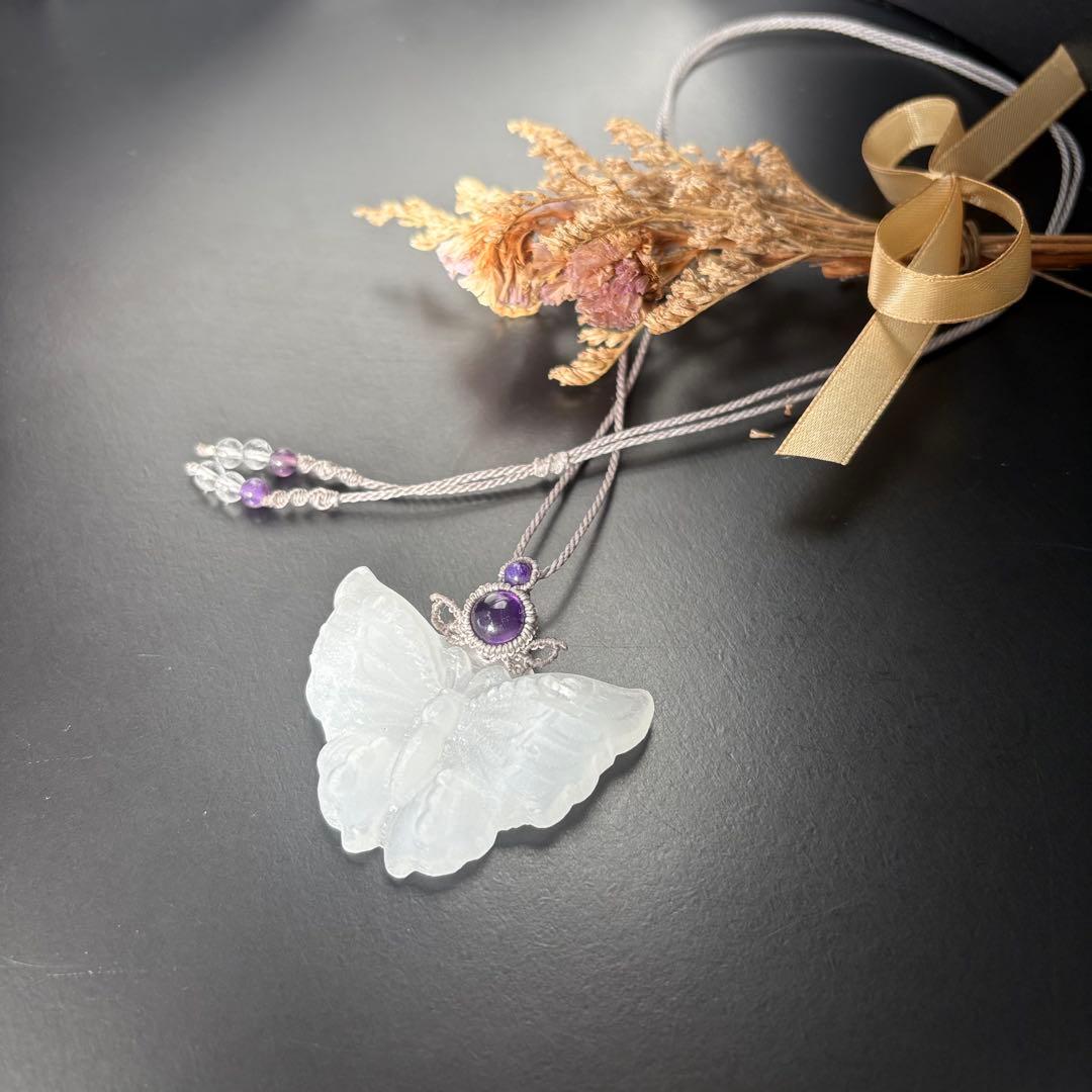 【個性的】蝶形セレナイト×アメジスト×チャロアイトのマクラメネックレス