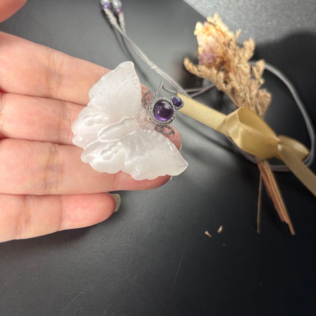 【個性的】蝶形セレナイト×アメジスト×チャロアイトのマクラメネックレス