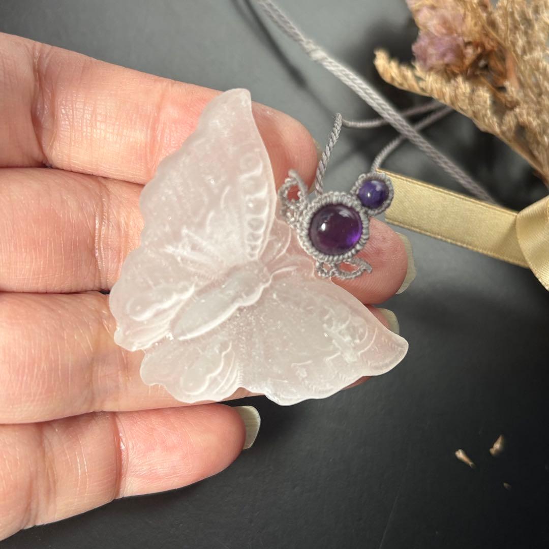 【個性的】蝶形セレナイト×アメジスト×チャロアイトのマクラメネックレス