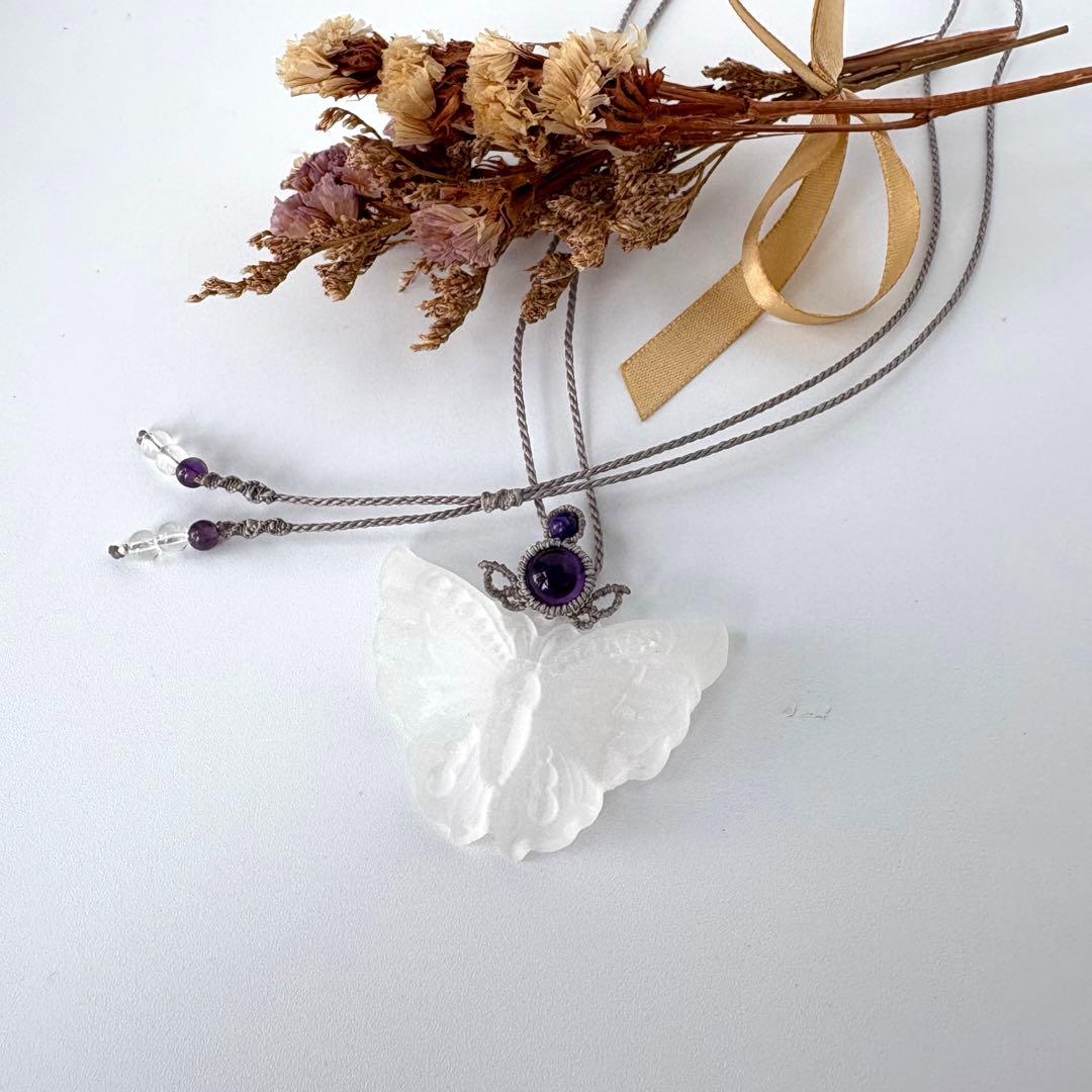 【個性的】蝶形セレナイト×アメジスト×チャロアイトのマクラメネックレス