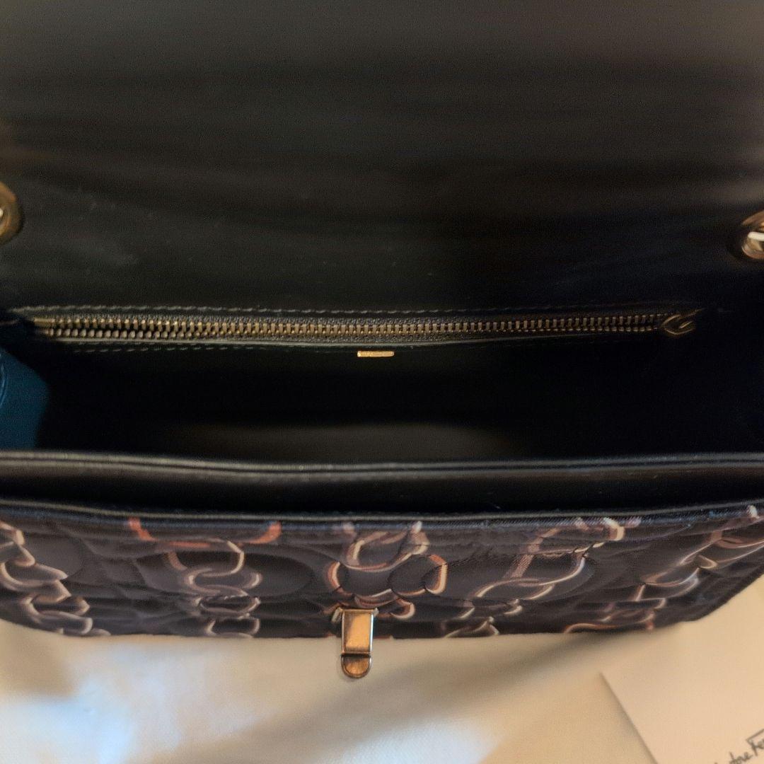 Whiteboo様　黒　ショルダー　フェラガモ　斜めがけ可　ガンチーニ　チェーン