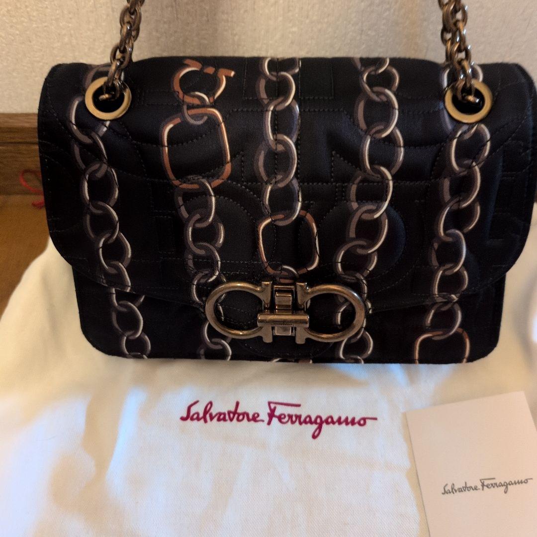 Whiteboo様　黒　ショルダー　フェラガモ　斜めがけ可　ガンチーニ　チェーン