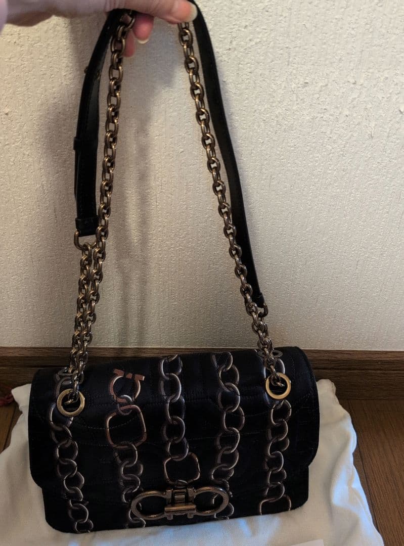 Whiteboo様　黒　ショルダー　フェラガモ　斜めがけ可　ガンチーニ　チェーン