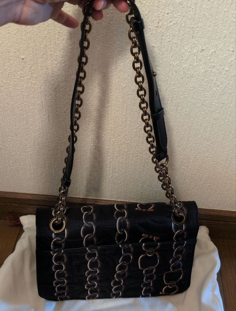 Whiteboo様　黒　ショルダー　フェラガモ　斜めがけ可　ガンチーニ　チェーン