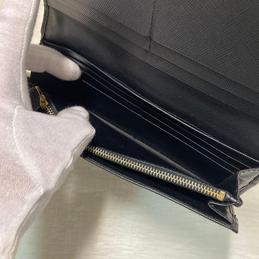 早い者勝ち　PRADA プラダ　二つ折り　ロングウォレット　プレート　黒　大人気