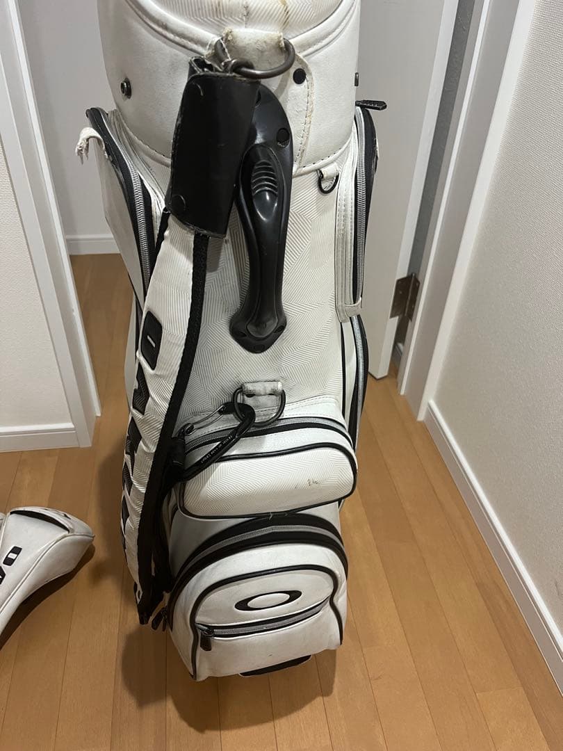 OAKLEY ゴルフバッグ・キャディバッグ ホワイト　ヘッドカバー付き