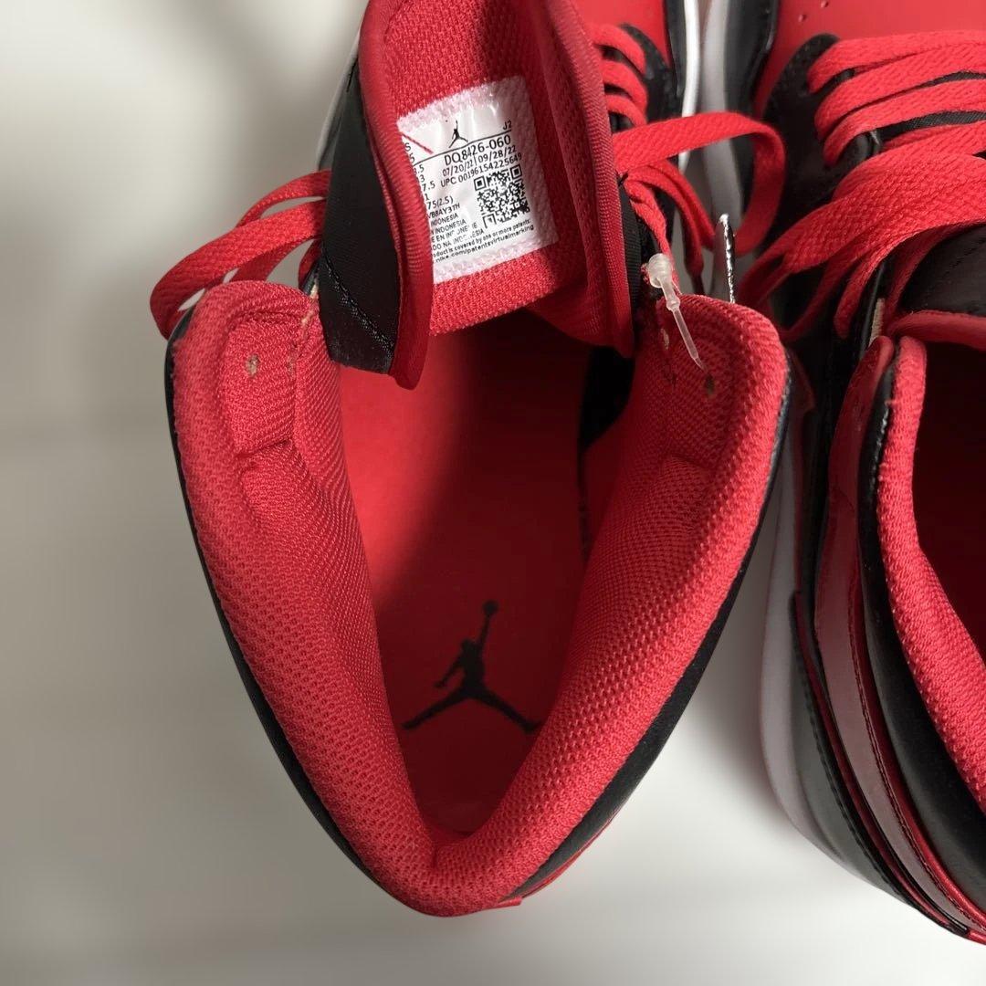 ナイキ エアジョーダン1 ミッド \"ブレッドトゥ\"