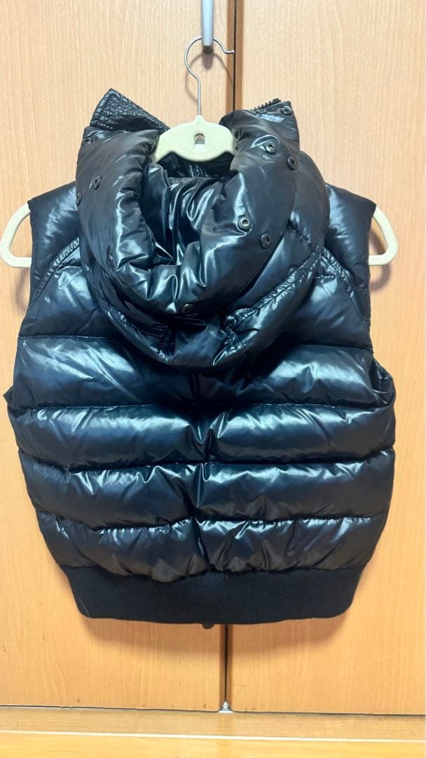 超お得‼️ MONCER ブラックファーダウンベスト ［ファー付き］