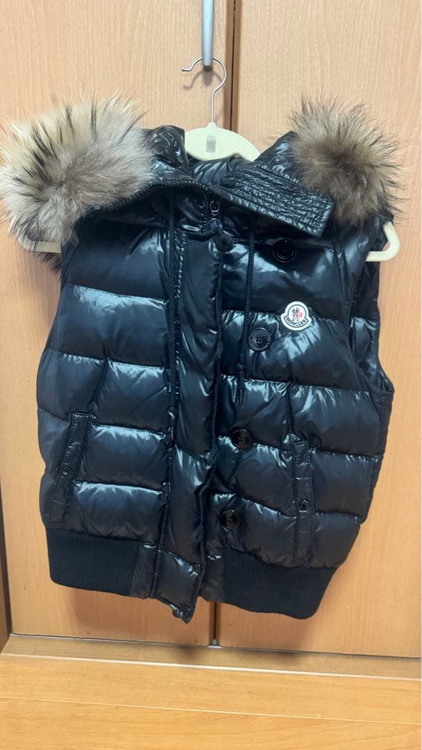 超お得‼️ MONCER ブラックファーダウンベスト ［ファー付き］