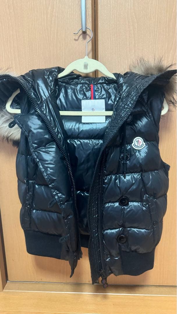 超お得‼️ MONCER ブラックファーダウンベスト ［ファー付き］