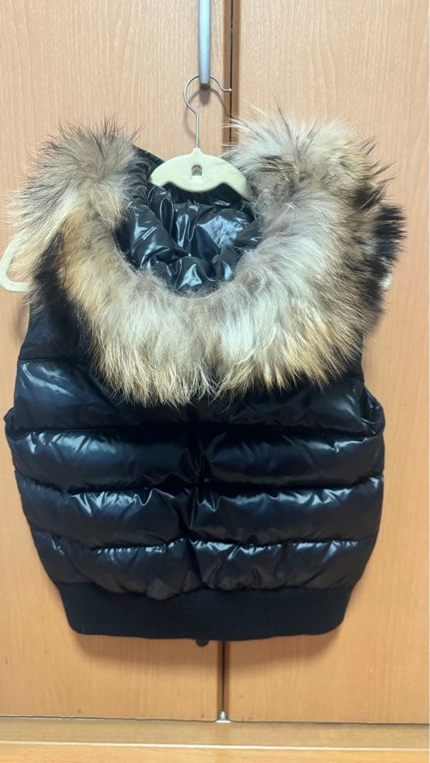 超お得‼️ MONCER ブラックファーダウンベスト ［ファー付き］