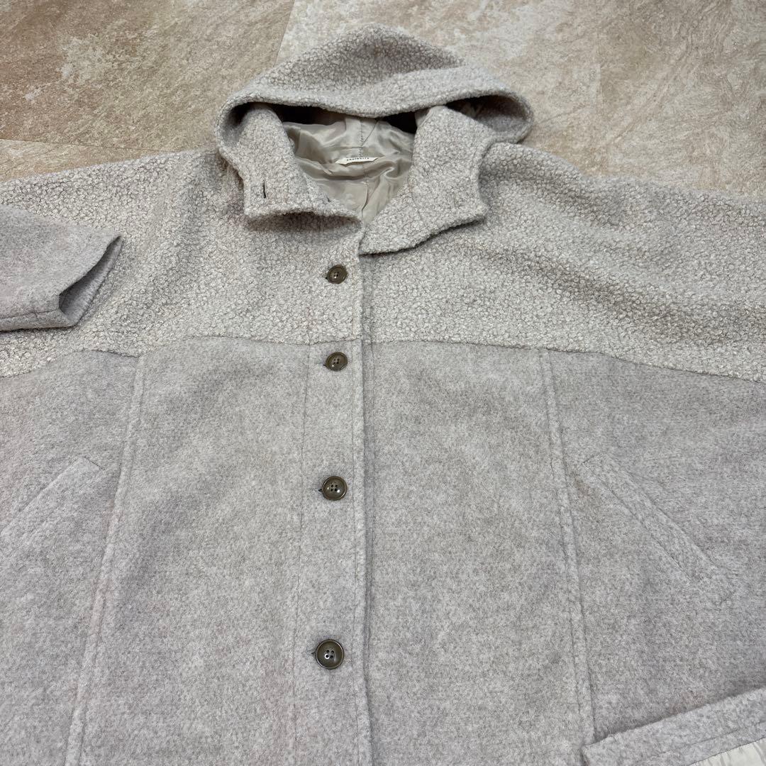 フード付きベージュボアコート