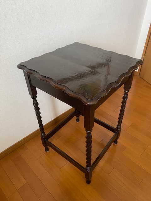 イギリスのアンティーク家具　ツイストレッグのオケージョナルテーブル