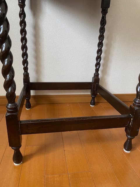 イギリスのアンティーク家具　ツイストレッグのオケージョナルテーブル