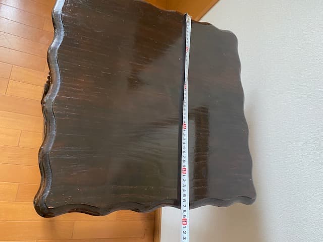 イギリスのアンティーク家具　ツイストレッグのオケージョナルテーブル