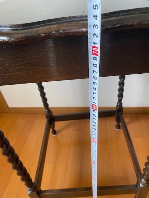 イギリスのアンティーク家具　ツイストレッグのオケージョナルテーブル