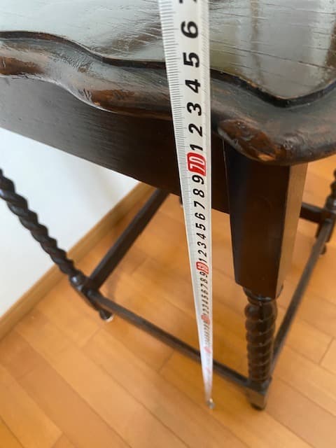 イギリスのアンティーク家具　ツイストレッグのオケージョナルテーブル