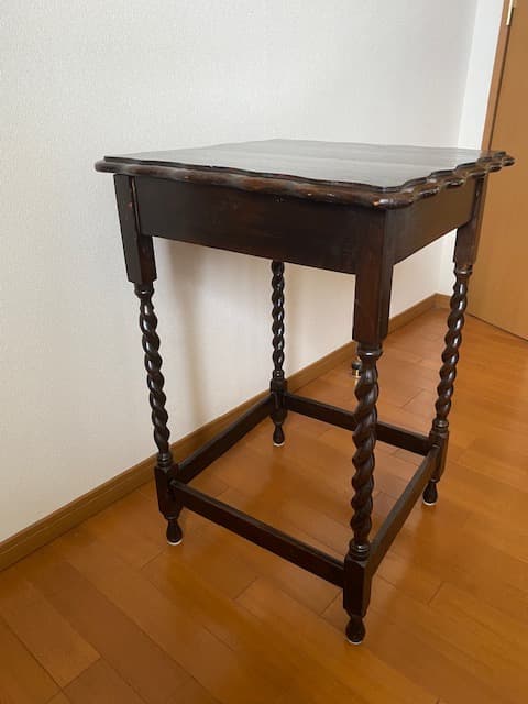 イギリスのアンティーク家具　ツイストレッグのオケージョナルテーブル