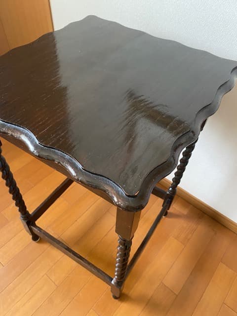 イギリスのアンティーク家具　ツイストレッグのオケージョナルテーブル