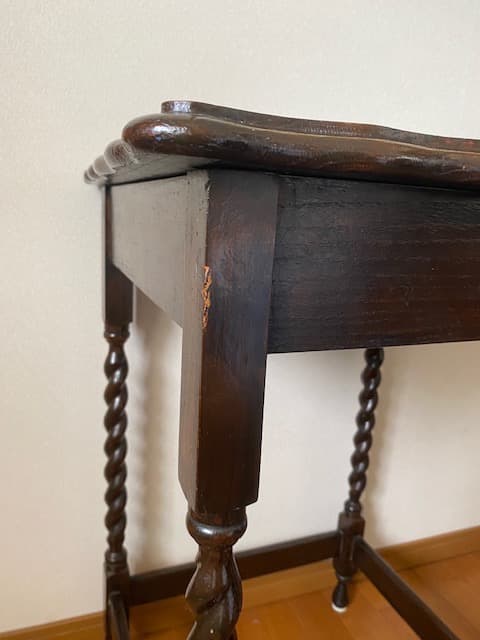 イギリスのアンティーク家具　ツイストレッグのオケージョナルテーブル