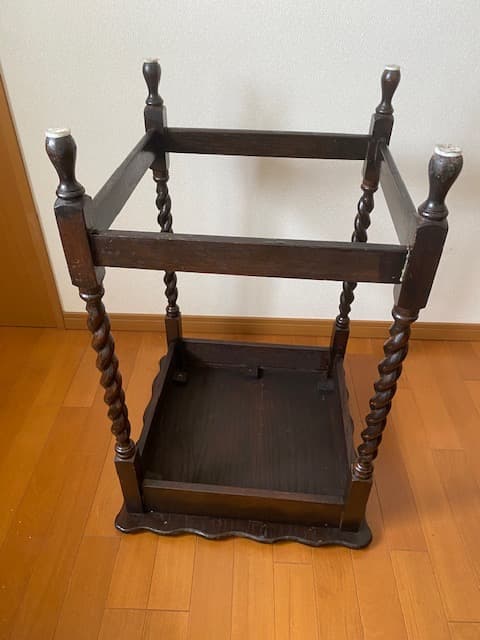 イギリスのアンティーク家具　ツイストレッグのオケージョナルテーブル