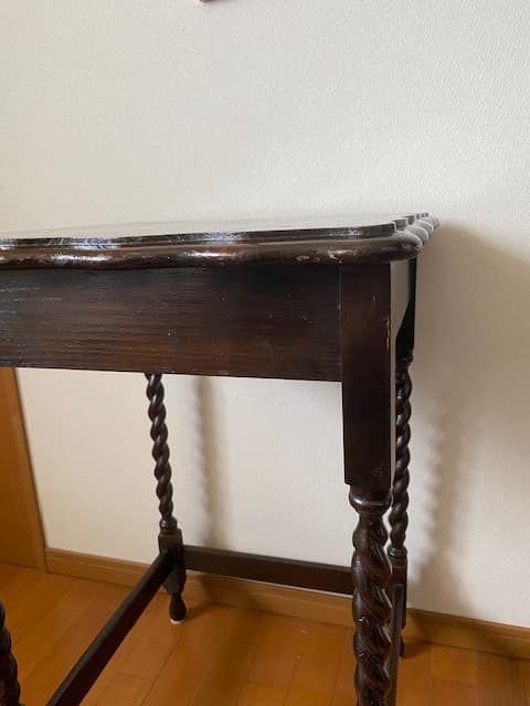 イギリスのアンティーク家具　ツイストレッグのオケージョナルテーブル