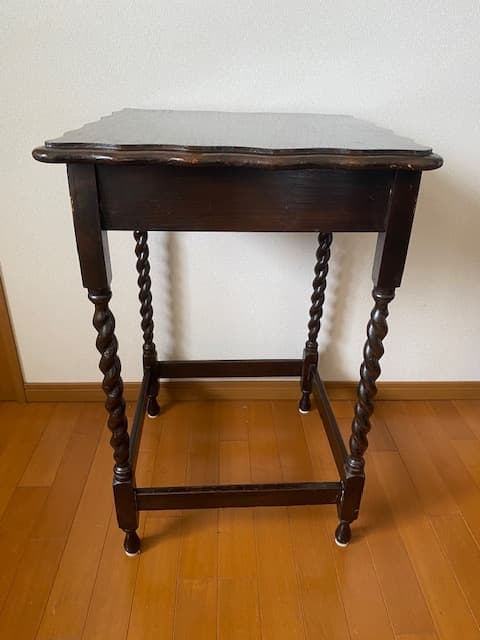 イギリスのアンティーク家具　ツイストレッグのオケージョナルテーブル
