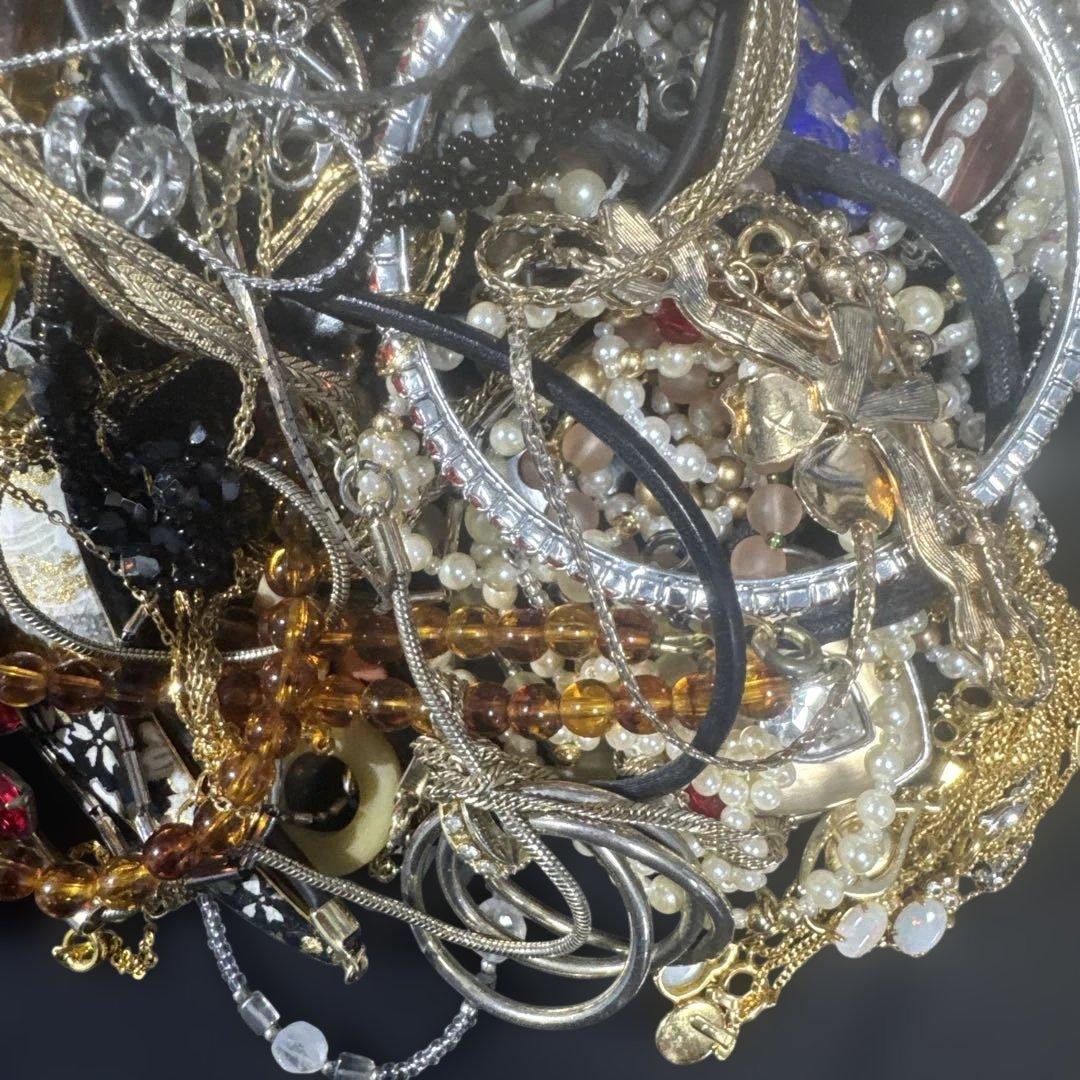 2968★昔のアクセサリー　大量まとめ売り★ケース込み約3.7kg★整理品　遺品