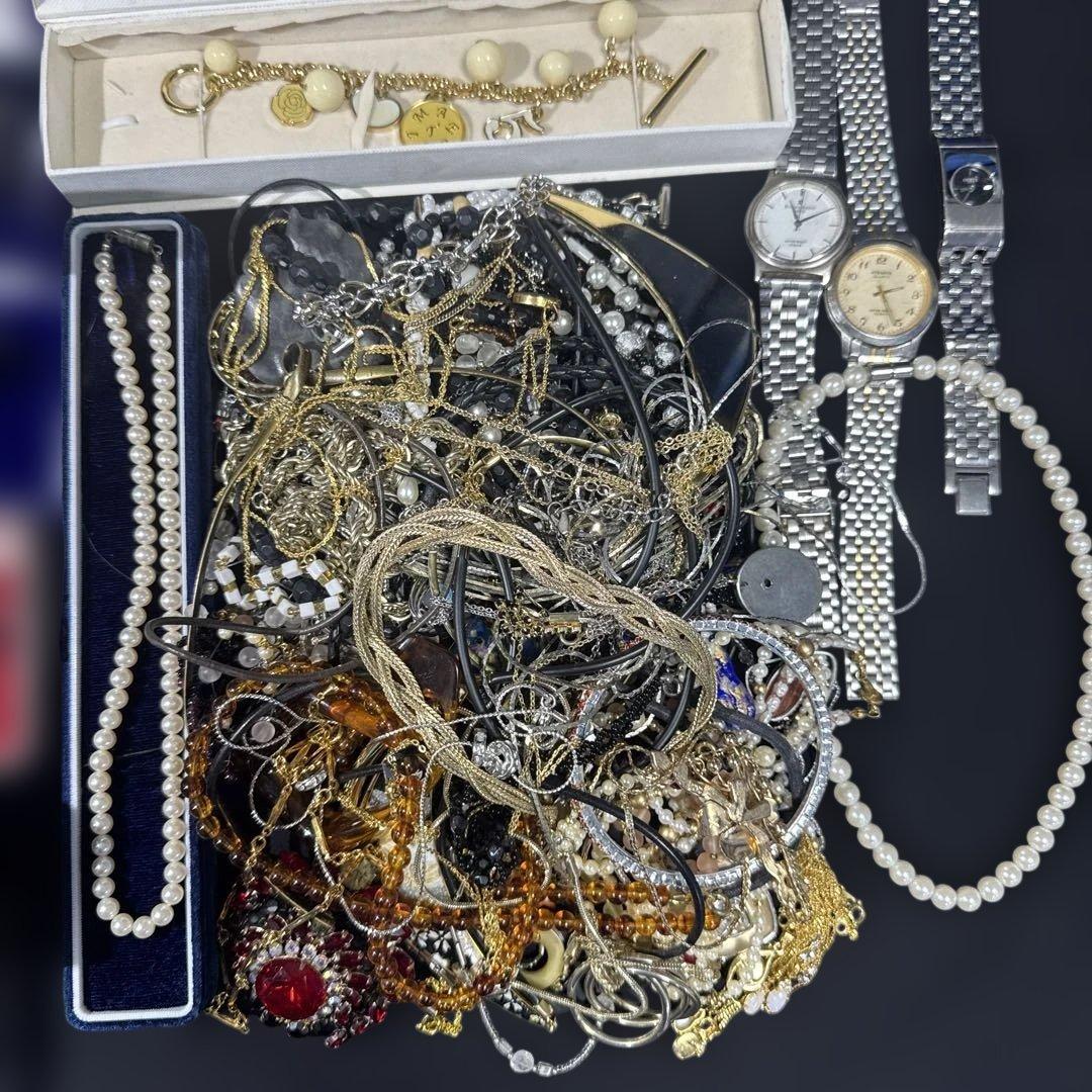 2968★昔のアクセサリー　大量まとめ売り★ケース込み約3.7kg★整理品　遺品