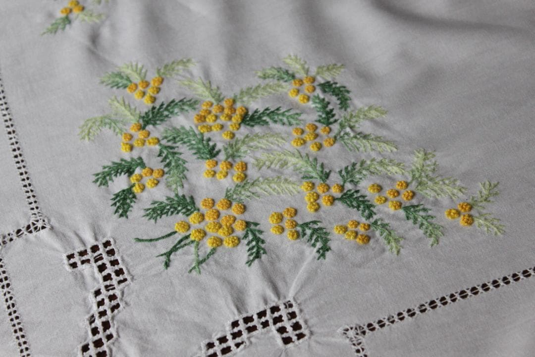 ミモザのテーブルクロス