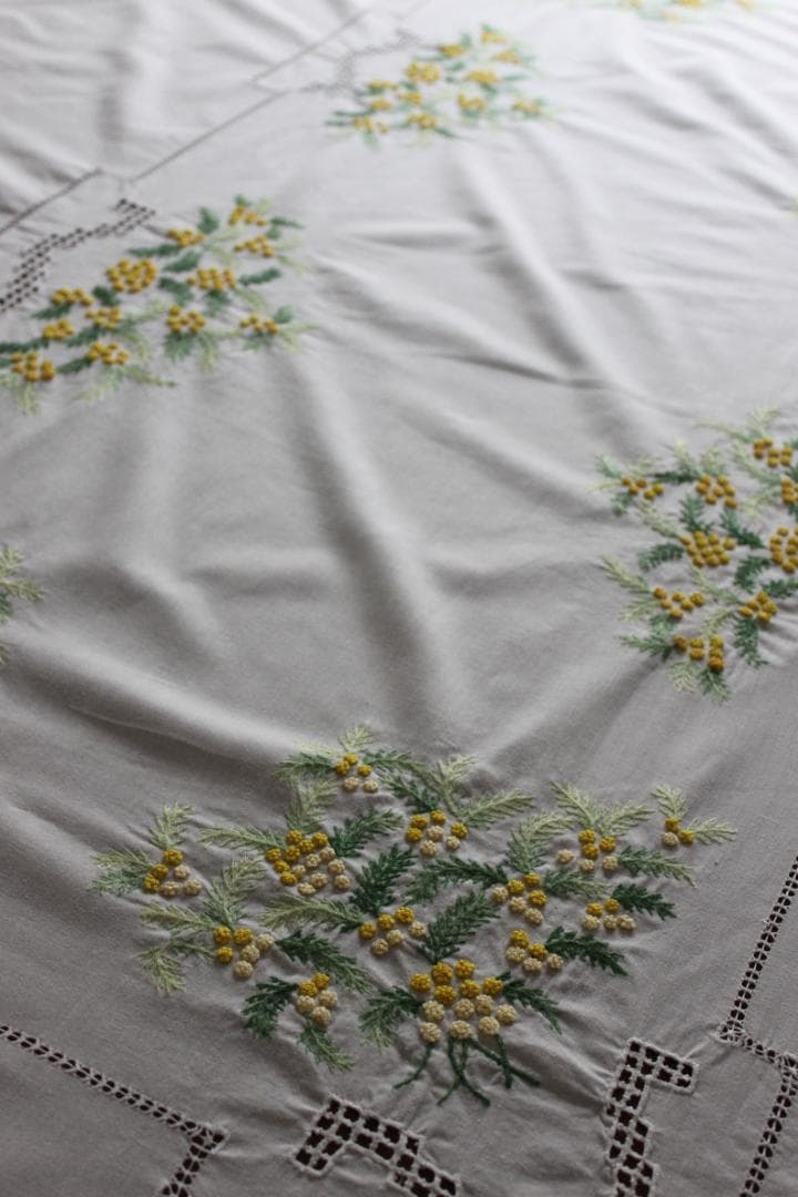 ミモザのテーブルクロス