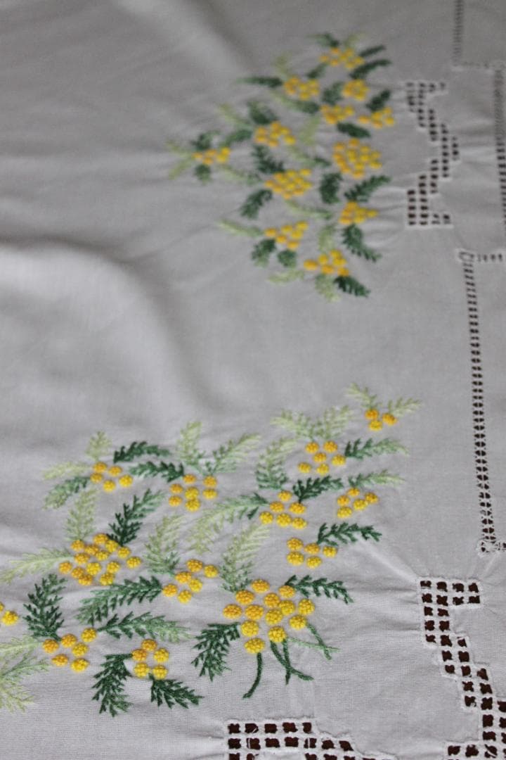 ミモザのテーブルクロス