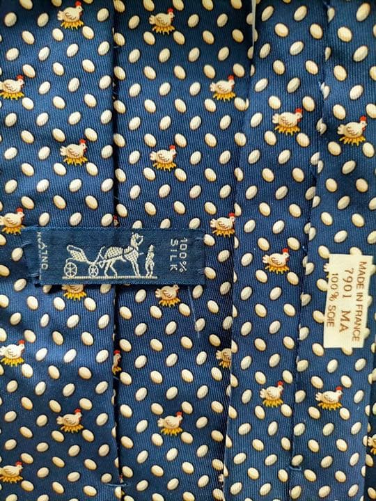 美品レア柄HERMES エルメスシルクネクタイフランス製　ニワトリ卵 ロゴ