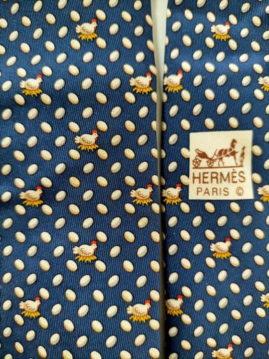 美品レア柄HERMES エルメスシルクネクタイフランス製　ニワトリ卵 ロゴ