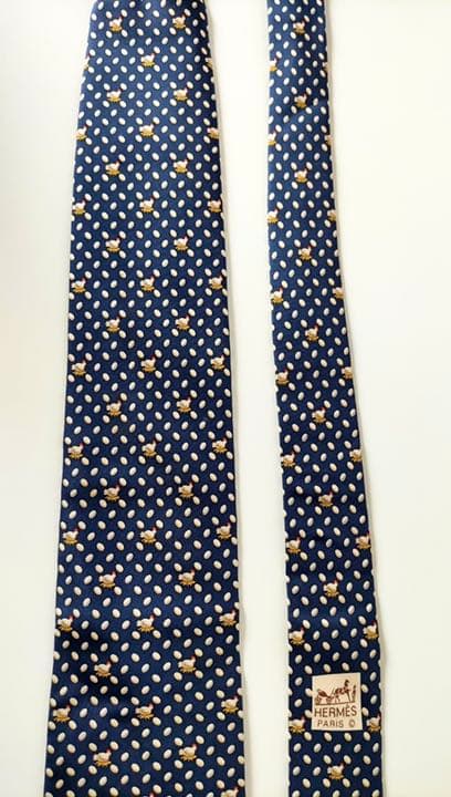 美品レア柄HERMES エルメスシルクネクタイフランス製　ニワトリ卵 ロゴ