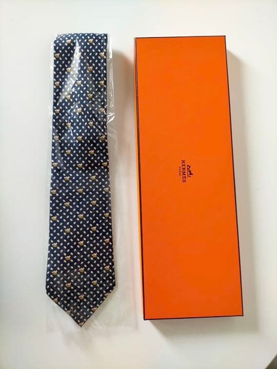 美品レア柄HERMES エルメスシルクネクタイフランス製　ニワトリ卵 ロゴ