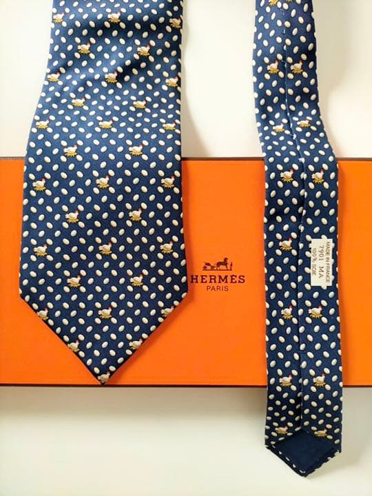 美品レア柄HERMES エルメスシルクネクタイフランス製　ニワトリ卵 ロゴ