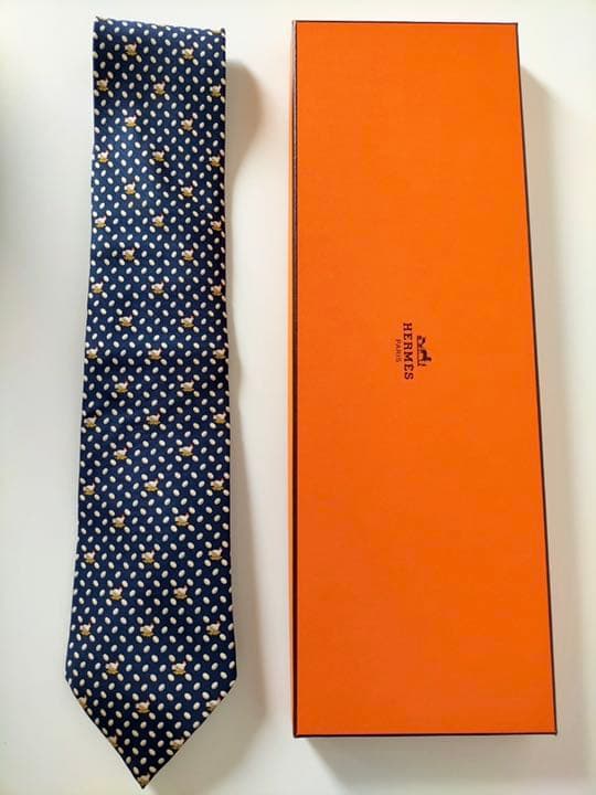 美品レア柄HERMES エルメスシルクネクタイフランス製　ニワトリ卵 ロゴ