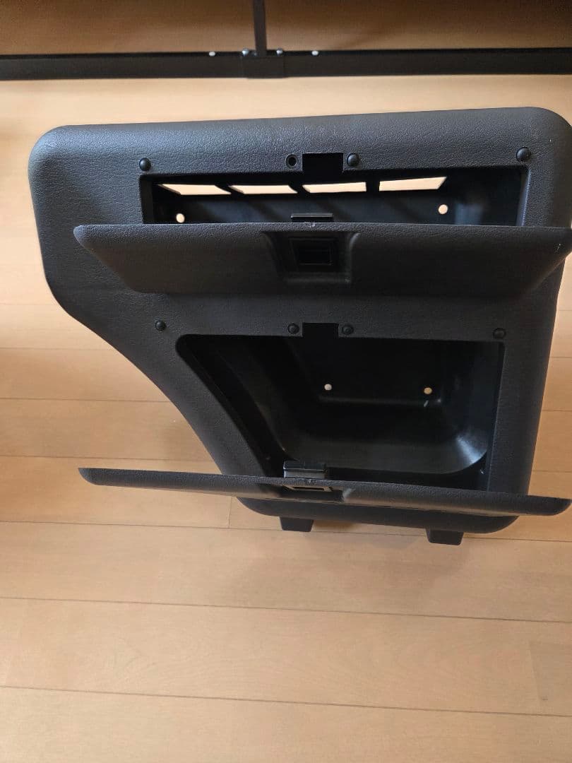 きりん　　Jeepチェロキーxj(7MX)ラゲッジサイドボックス