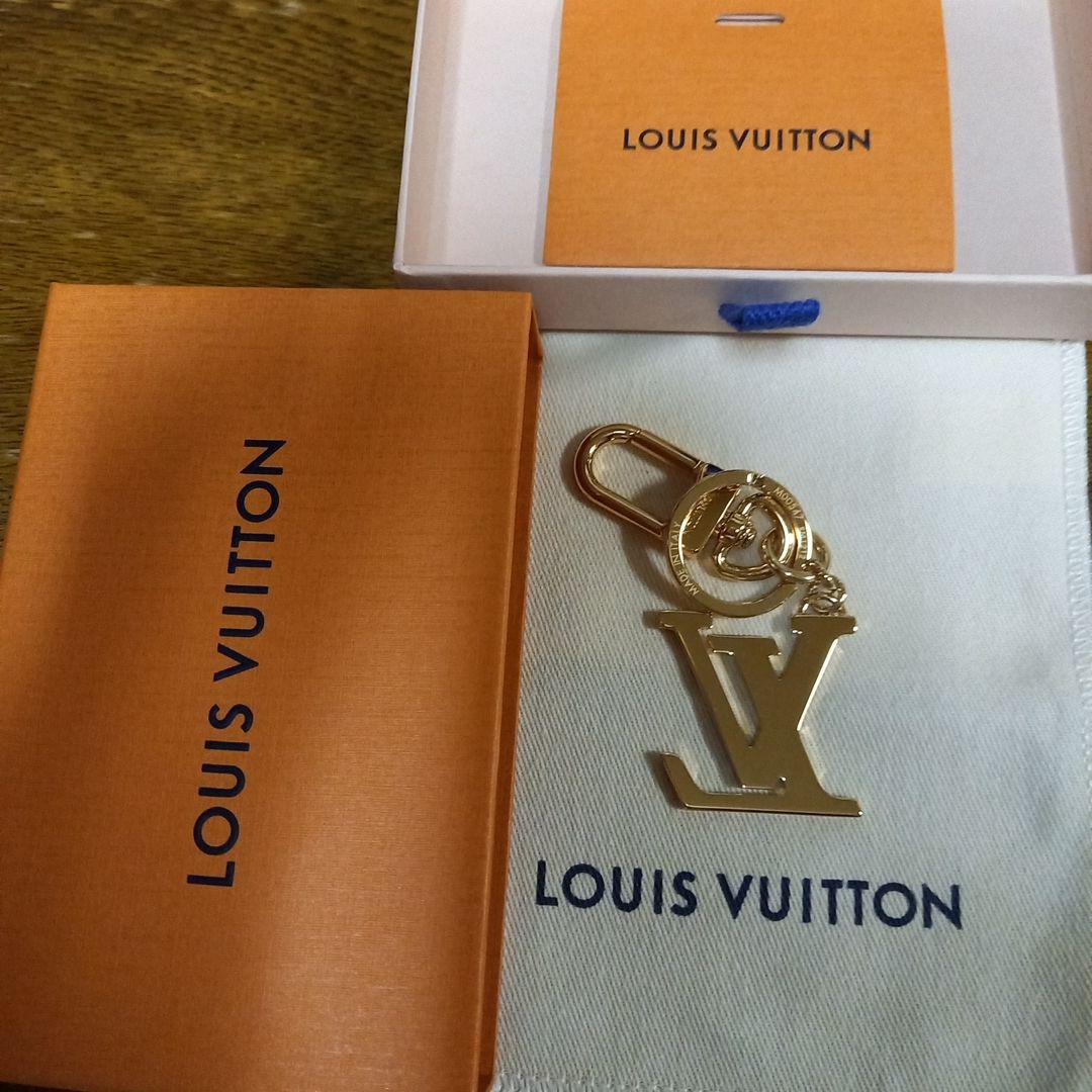 ルイヴィトン、ポルトクレLVナノグラム赤色ナノグラムが刻印されてるレッドゴールド