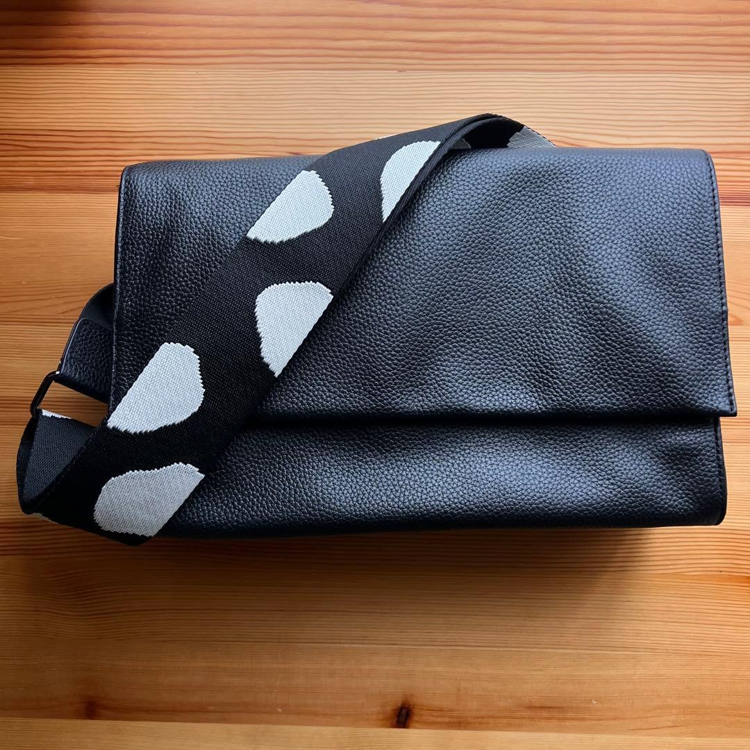 美品✨イアパピヨネ ダルメシアン ワイドテープショルダー 柄 ブラック